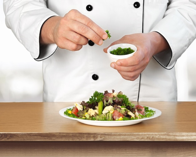 Bucătar pregătind o farfurie apetisantă